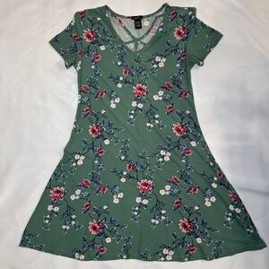 Free w/ any $15 purchase!‎ Rue 21 Spring Green Floral Print T-Shirt Dress Small